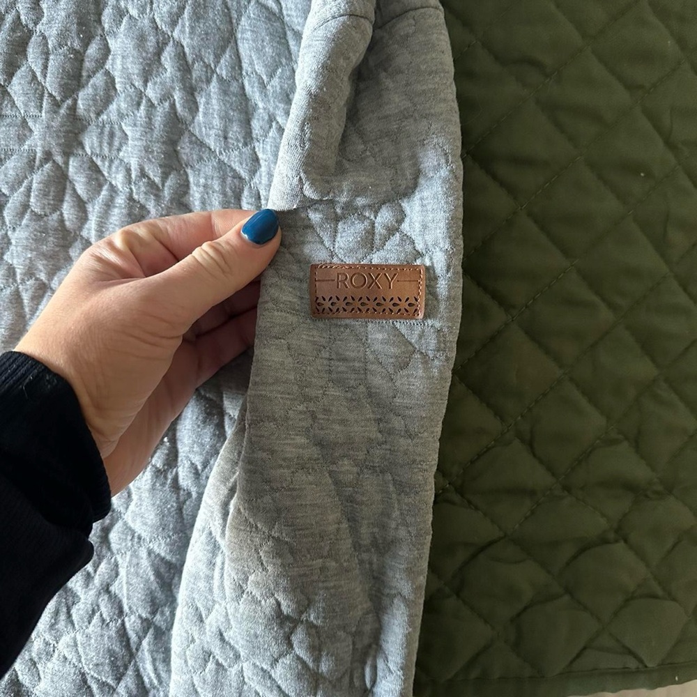 Roxy light grey "Aspen Snowmass" embroidered on the sleeve as pictured - Picture 2 of 6